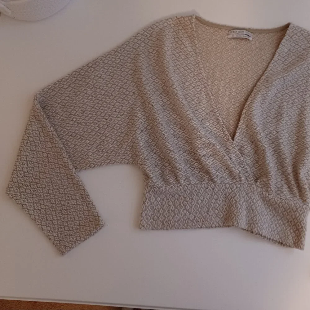 Women's Urban Outfitters Cropped V-Neck Lightweight Long Sleeve Sweater Size Med